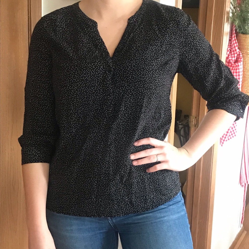 Simply styled black and white speckled shirt